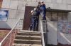 В Пензе мужчине помогли спуститься с козырька подъезда