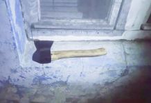 Жилец карантинного дома на Ударной пытался убить соседа топором