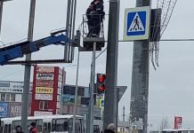 В Терновке светофор перенесли на новый столб