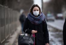 В МЧС посоветовали не носить защитную маску на улице