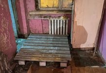 Дом на Набережной Мойки утопает в нечистотах