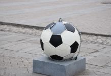 Вандалы испортили футбольные чехлы на антитаранных шарах на Московской