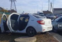 ﻿В Кривозерье автомобиль такси вылетел на обочину 