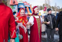 Cотни зареченцев пришли на праздник Масленицы в Центральный парк 