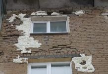 Разрушающийся дом на Островского отремонтировали с помощью монтажной пены