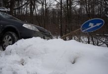 В Пензе лихач вылетел на встречную полосу и чуть не спровоцировал аварию.ВИДЕО