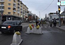 С улицы Кураева убрали пластиковые дорожные блоки
