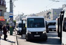 В Арбеково на остановке загорелась маршрутка