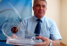 Пензенцам показали хрустальную ракетку для победителя теннисного турнира