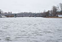 Суру вдоль набережной очистят с помощью спецтехники