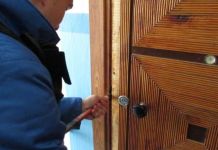 В Пензе младенец оказался один в запертой квартире