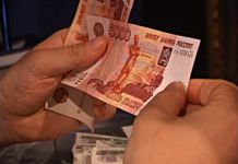 Пенсионерка поменяла 280 тысяч рублей на закладки