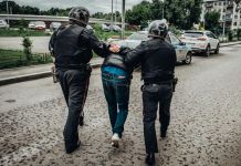 В Пензе неадекватный мужчина пытался разбить стекло машины оторванным зеркалом