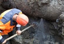 В Пензе на улице Калинина прорвало трубопровод с горячей водой