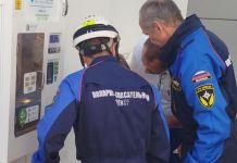 В Пензе спасатели освободили руку ребенка, застрявшую в монетоприемнике
