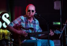 Лидеру «Воскресения» на концерте подарили конфеты «Пенза»