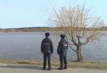Погнавшихся за фото подростков пришлось спасать с водоема