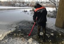 В Суре под мостом обнаружили труп, вмерзший в лед