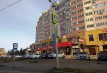 На улице Антонова приступили к установке светофора