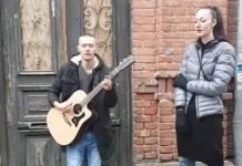Длинноногая пензячка Екатерина Лисина спела с уличным музыкантом 