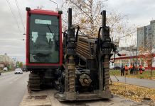 На проспекте Строителей начали строить канализационный коллектор