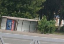 В Пензе на Суворова рухнул остановочный павильон