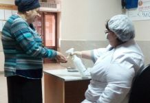 В пензенских больницах пациентам измеряют температуру и дезинфицируют руки