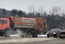 Возле Ахунского переезда мусоровоз столкнулся с иномаркой