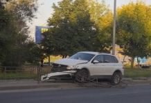 В Пензе иномарка снесла дорожное ограждение 
