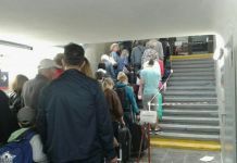 Столпотворение на Пензе-1: пассажиры поездов выстаивают огромные очереди перед входом