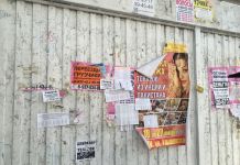 Мэр потребовал избавиться от расклеенных по городу объявлений