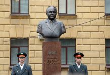 В Пензе возле здания правительства установили памятник Борису Зубкову