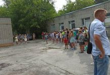 В Заречном дети с родителями стоят в очереди на сдачу анализов в «Звёздочку»