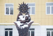 В Пензе у перинатального центра установили памятник материнству