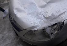 Во дворе дома на Кирова на иномарку обрушилась ледяная глыба 