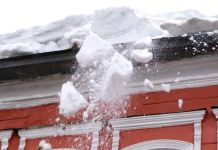 В Пензе рухнувшая с крыши глыба едва не убила девушку. ВИДЕО