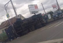 В Пензе многотонный грузовик перевернулся на бок