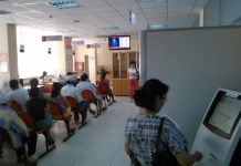 Служащим банков могут запретить пользоваться смартфонами на работе