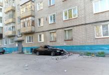 В сети появилось видео падения крыши на машину