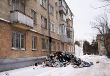 Зареченка создала под своими окнами мусорный «монблан»