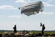 На День ВДВ десантники прыгали с парашютом