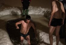 Около 200 зареченцев искупались в крещенскую ночь в проруби