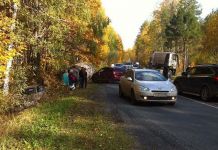 Отлетевшая от грузовика цистерна чуть не протаранила легковушку