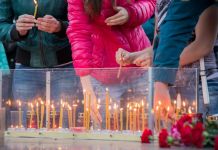 В Заречном у Обелиска Победы горожане на рассвете зажгли свечи памяти