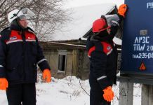 Сотрудники МЧС и аварийных бригад ликвидируют последствия снегопада