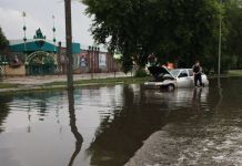 В Пензе в огромной луже утонула машина