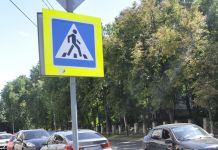 В Пензе ребенок на самокате чуть не попал под колеса авто