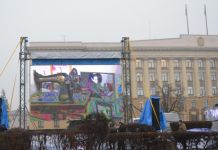 На площади Ленина заработал экран