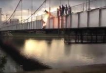 Школьники поджигают себя и прыгают в Суру