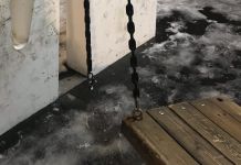 На Фонтанной площади снова сломали качели